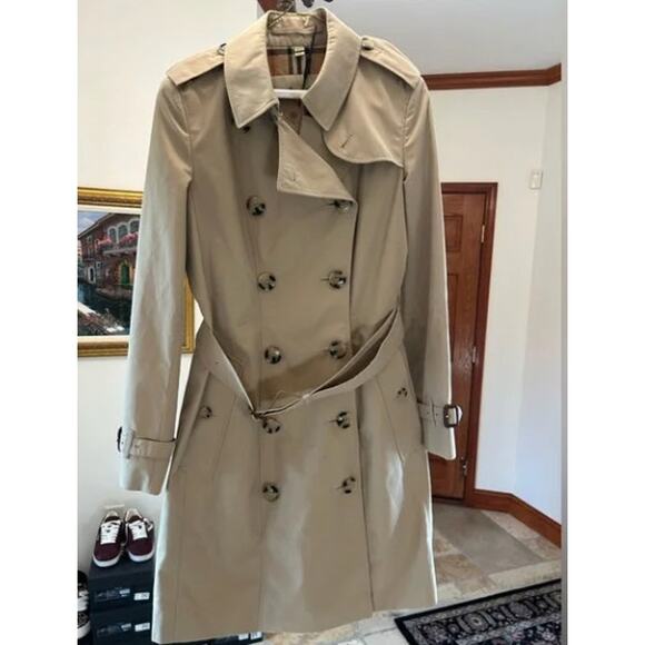 Women's Burberry, England Chelsea trench coat size 8 made in England. NWT. - Picture 3 of 16